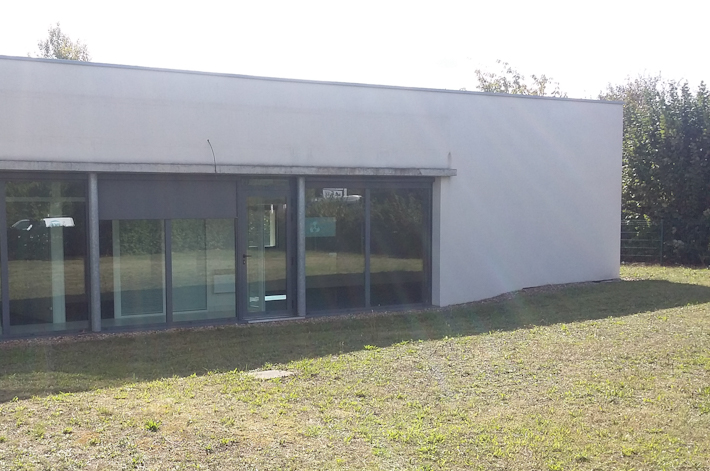 façade du Crédit Mutuel et gazon tondu