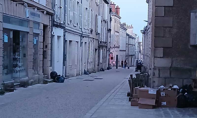 rue avec la librairie 'La Procure'