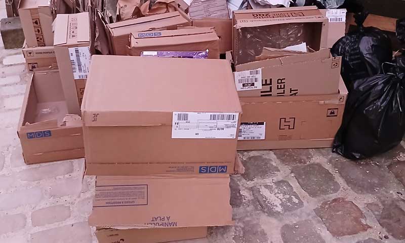 les poubelles de la librairie 'La Procure'