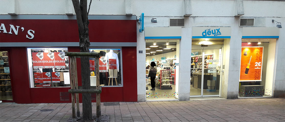 vitrine du magasin 'C'est deux euros'