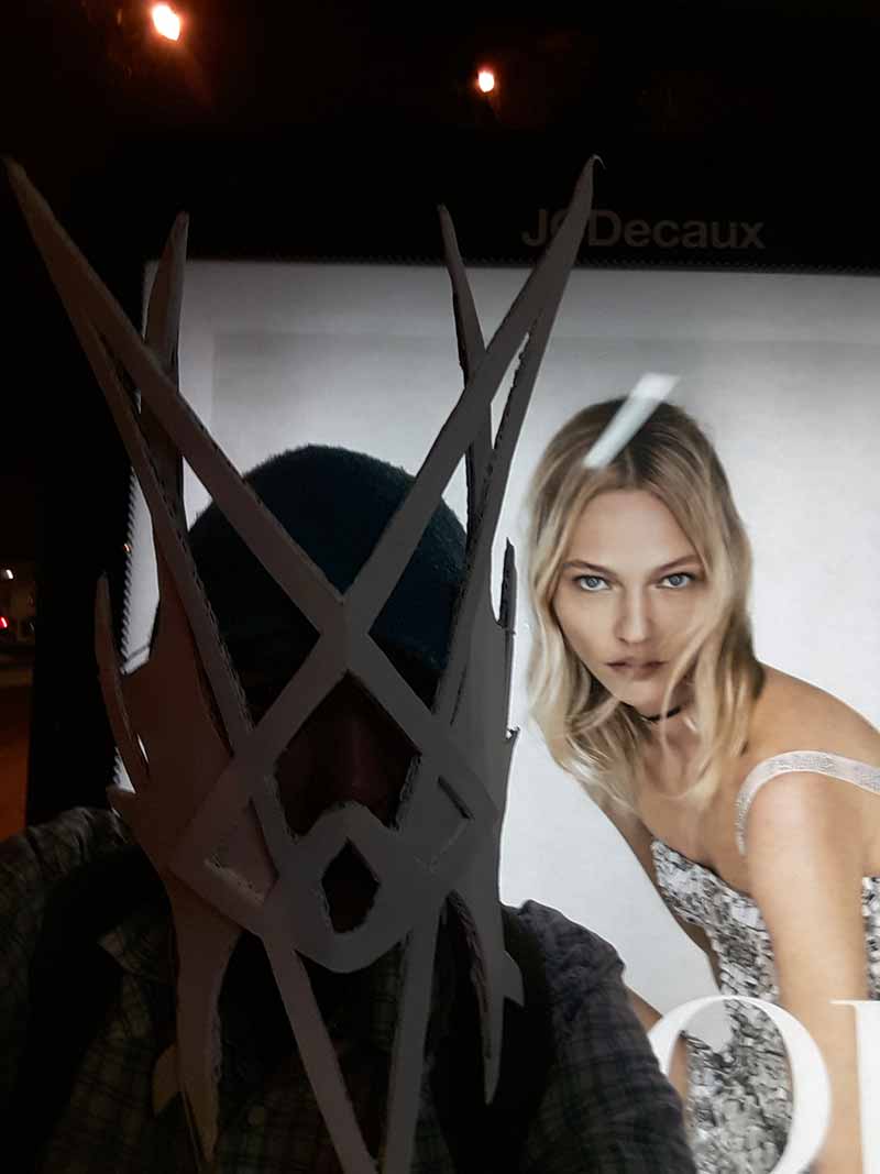 pose photographique devant une mannequin